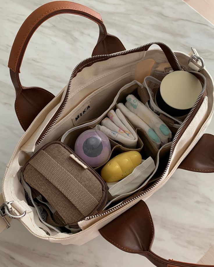 Que mettre dans le sac à langer ? La check-list complète pour sortir l'esprit léger