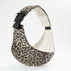 Porte-bébé en tissu motif léopard avec boucle de sécurité, fond blanc