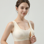 Femme portant un soutien-gorge d’allaitement beige à ouverture pratique, fond neutre.